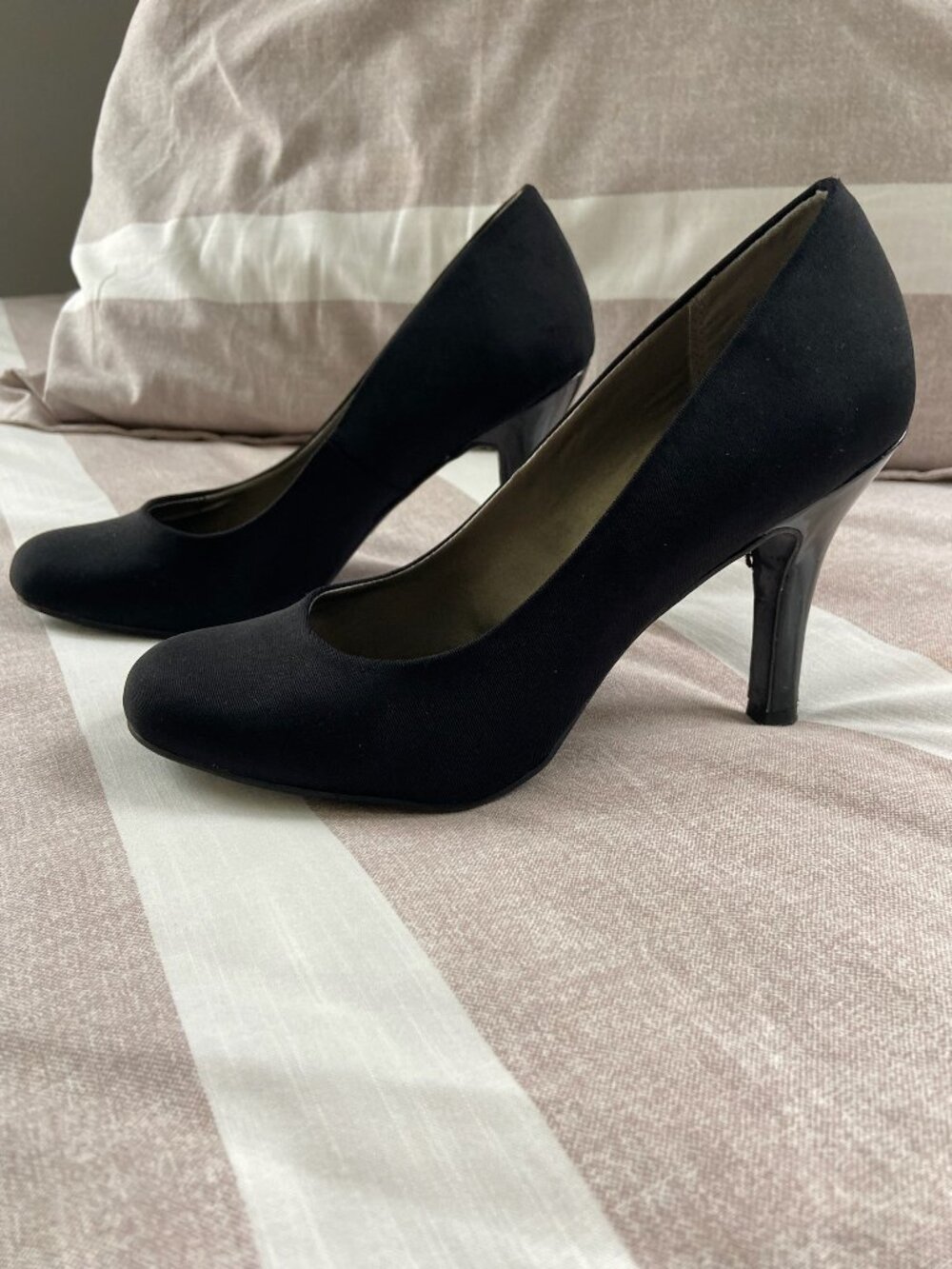 EUC Black Classic Round Toe Heels / Pumps Sz 7.5M